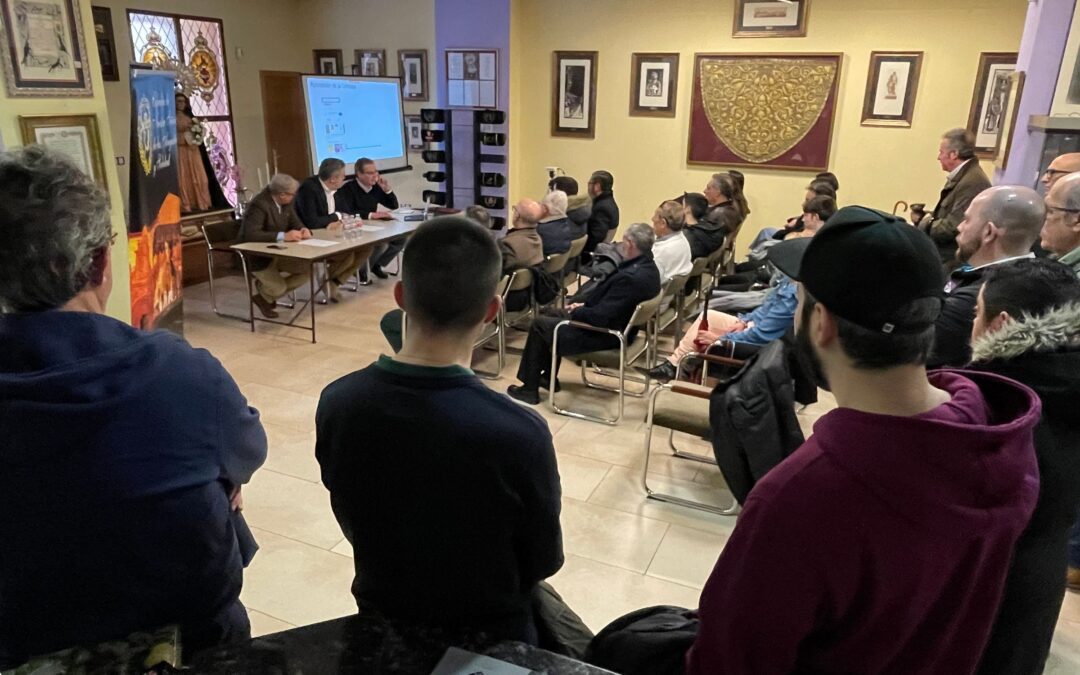 La Casa de Hermandad recibe a los braceros de la Virgen de la Soledad.