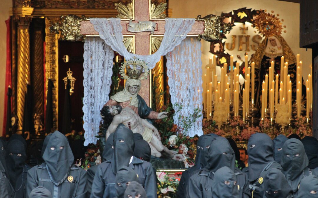 La Procesión del Dolor de Ntra. Madre recorre las calles de León.