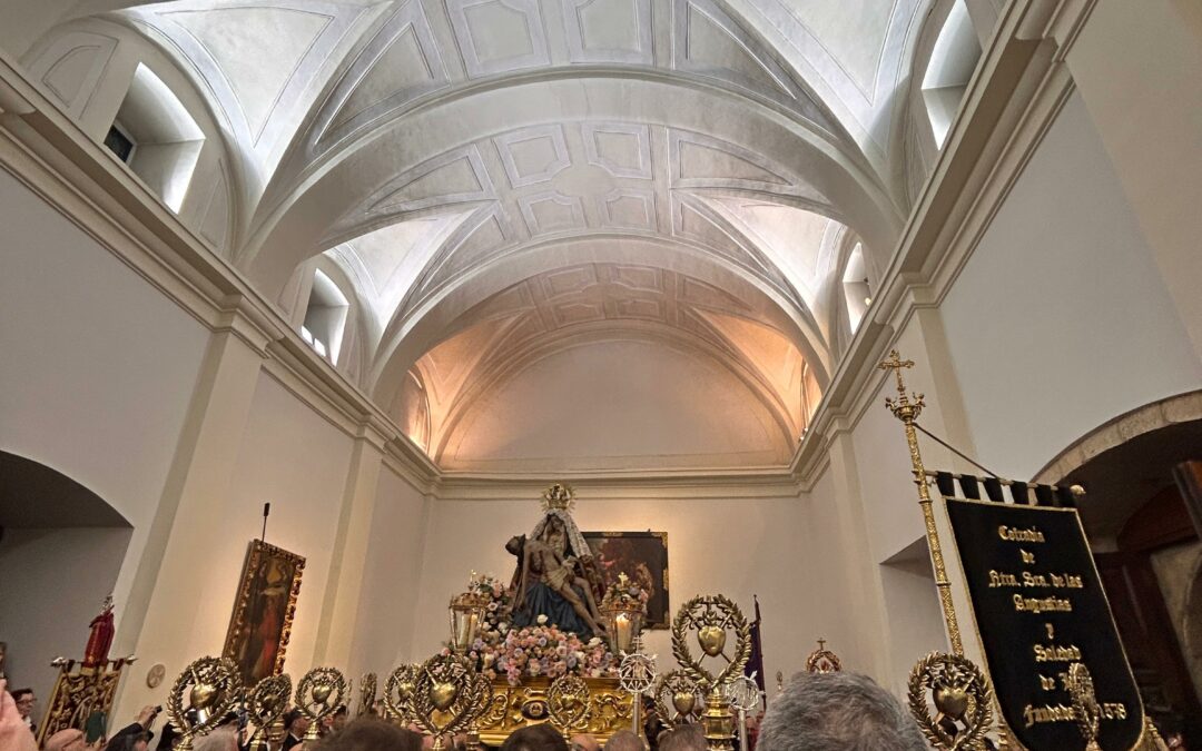 La Junta de Seises de la Cofradía de Nuestra Señora de las Angustias y Soledad acompaña a la Virgen del Mercado