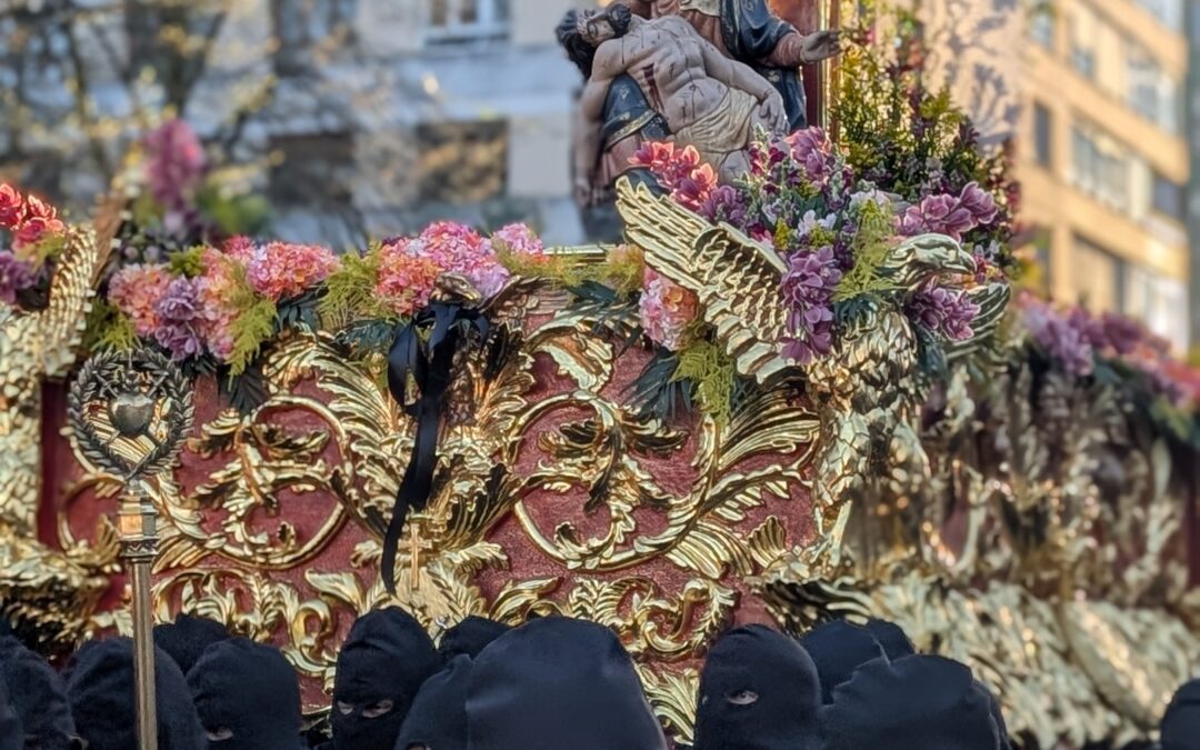 Una inmensa marea de fe inunda el Lunes Santo leonés 🕯️✨